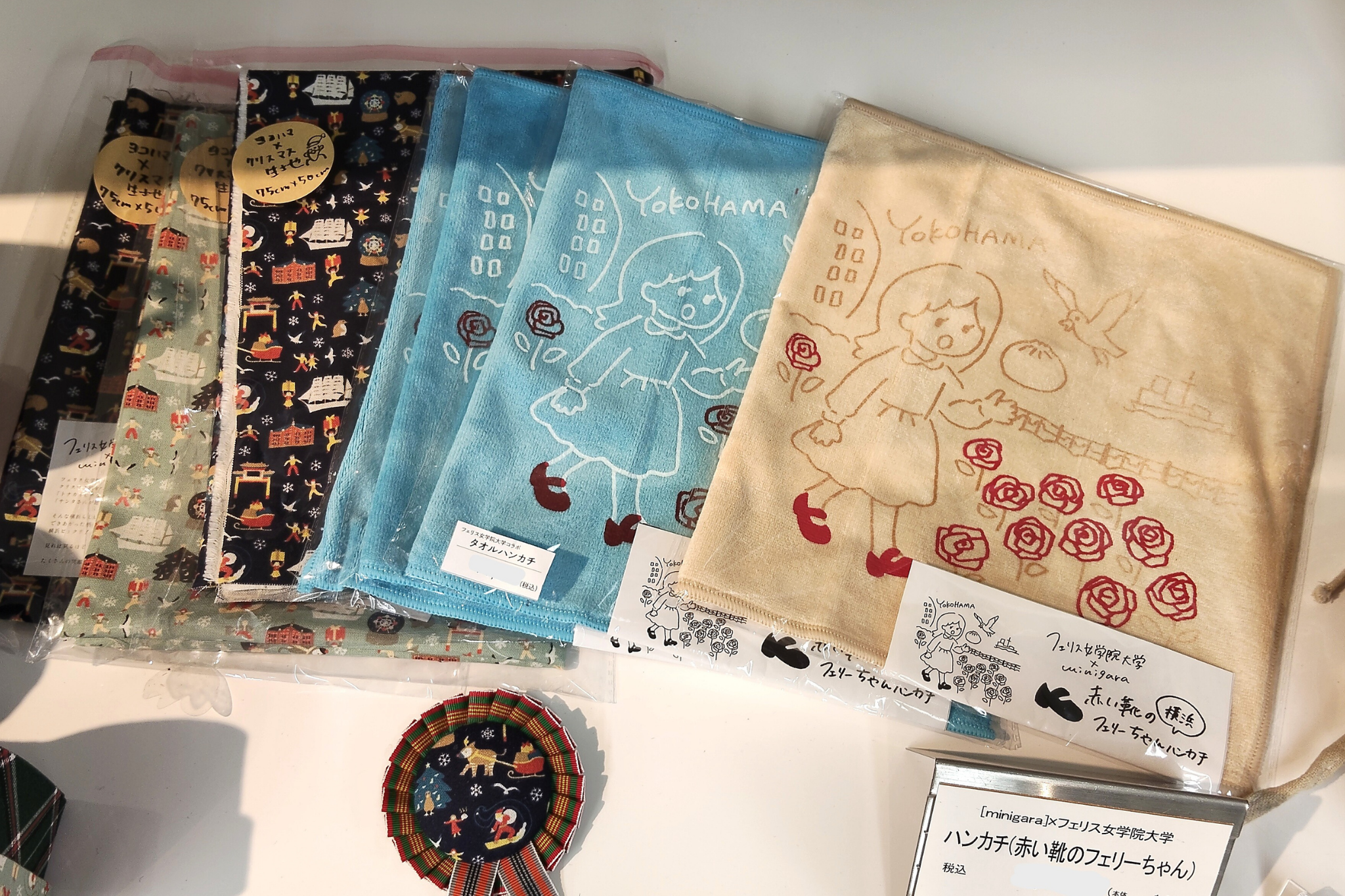 店頭に並ぶ、赤い靴のフェリーちゃんタオルハンカチ