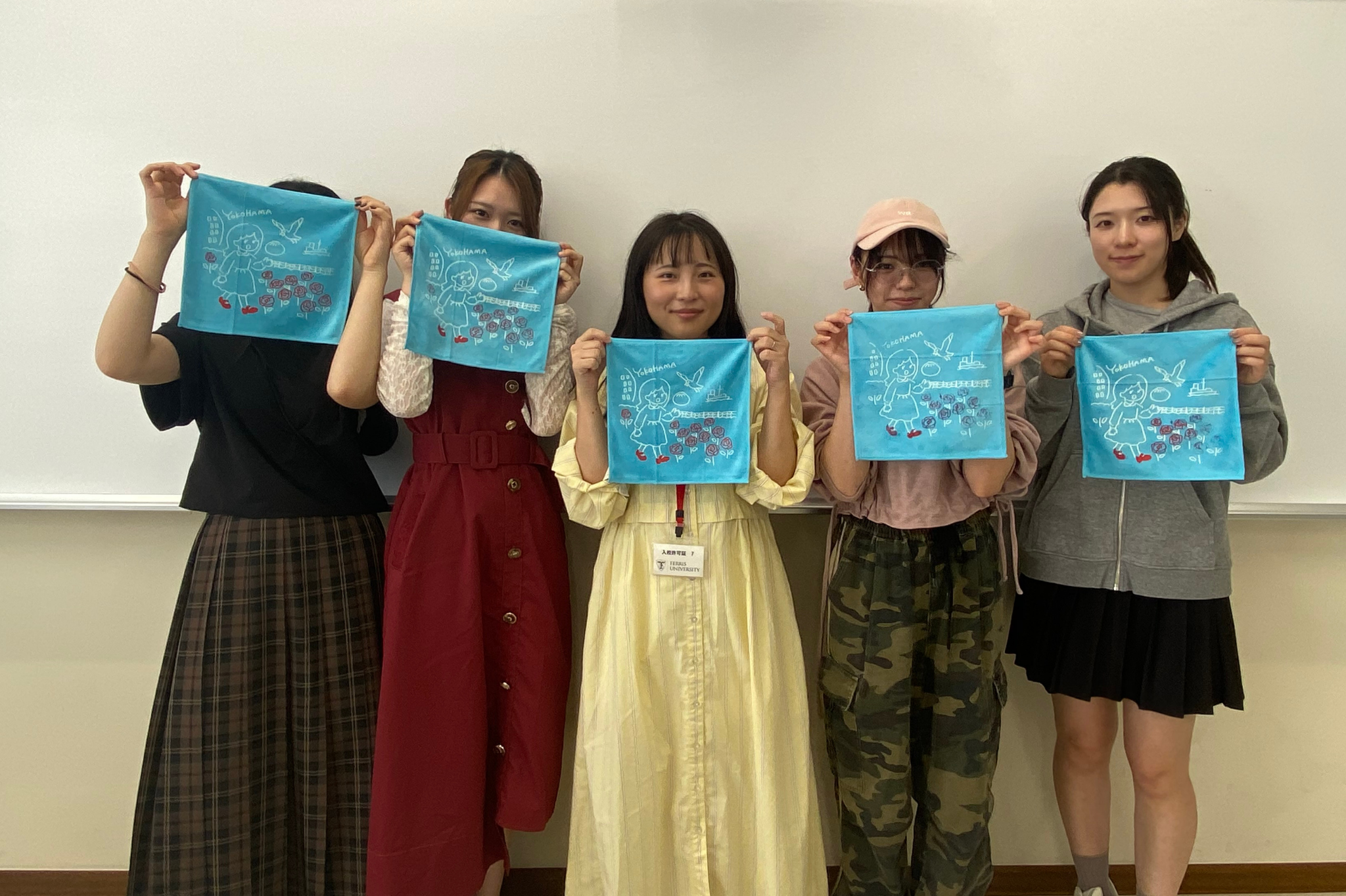 学生自身がプリントしたタオルハンカチと一緒に