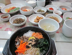 一品注文で十品に?! 韓国では、ひとつの料理を注文すると、 次々と「パンチャン(おかず)」という 小皿が無料ででてきます