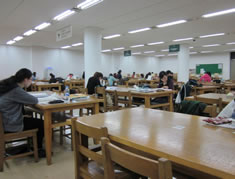 大学の図書館は24時間! 教育熱の高さでも知られる韓国。韓国人は 日本人とは比べものにならないくらい 勉強熱心です。テスト前はみんな図書館で 徹夜で勉強しています