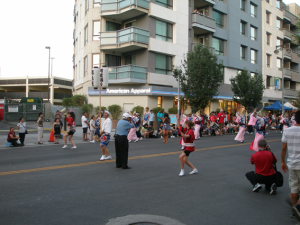 ⑤ ロサンゼルスのリトル・トーキョーのThe 2012 Nisei Week Japanese Festivalの一コマ(2012年8月、中川正紀撮影) 1934年に開始され、日本人と日系人の遺産と伝統を奨励し、芸術・文化教育を通じて南カリフォルニアの多種多様なコミュニティの結びつきを強めることを目的としたお祭りだそうです。写真は、阿波踊りの一行の先頭部分です。